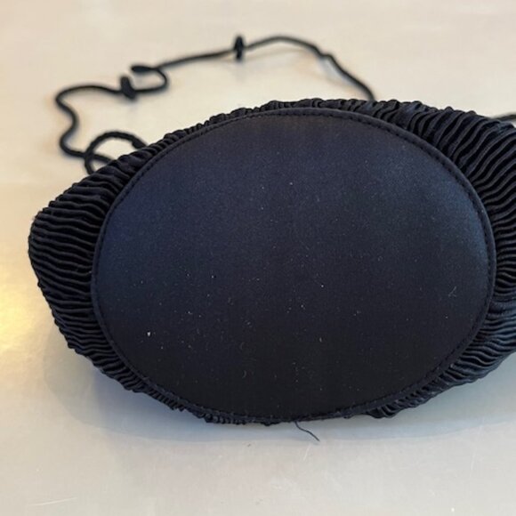 BLACK | Silky Fabric small purse in Clamshell shape Crossbody bag - Picture 4 of 9